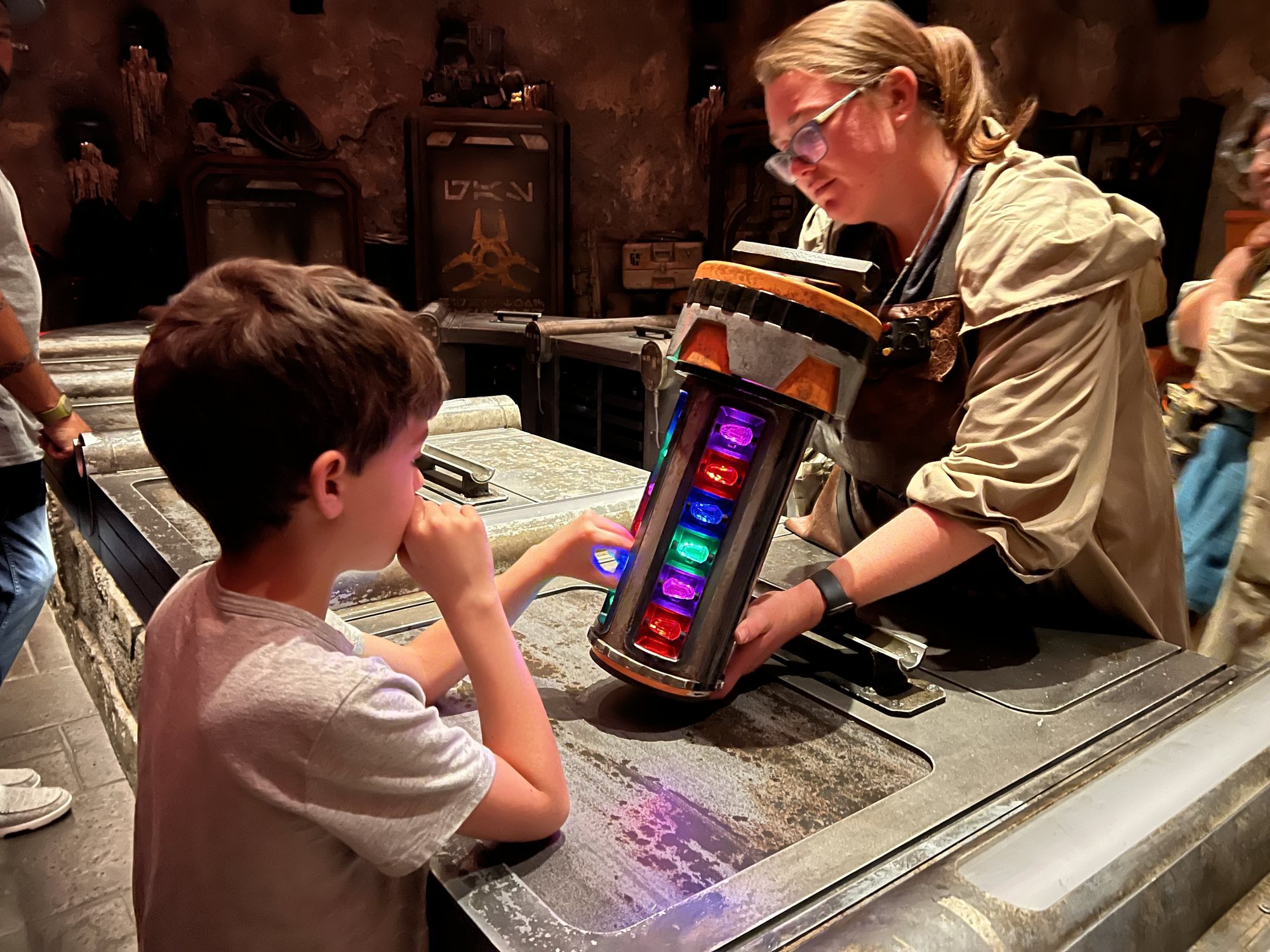 Ben choosing his kyber crystal at Savi's!